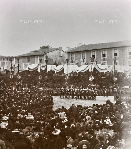 GLQ-F-001945-0000 - Parade of the cuirassiers preceding the carriages of Queen Margherita, Queen Mary of Portugal and other princesses in Piazza Repubblica (formerly Piazza dell'Esedra) in Rome - Date of photography: 27/10/1896 - Alinari Archives, Florence