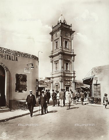 GLQ-F-002488-0000 - A view of a street in Tripoli with a Western style tower on the background. The image dates back to the Italian conquest of Libya - Date of photography: 1911-1912 - Alinari Archives, Florence