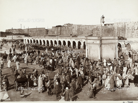 GLQ-F-002498-0000 - A square in Tripoli. Many people are gathered in the square, with carraiges and market stands. The image dates back to the Italian conquest of Libya, just after the Italian - Turkish war of 1911-1912 - Date of photography: 1911-1912 - Alinari Archives, Florence