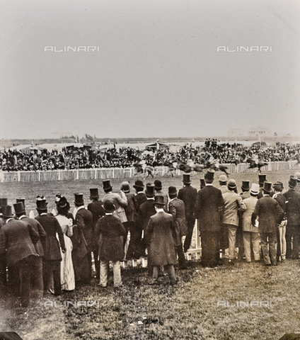 GLQ-F-003231-0000 - Spectators at the Capannelle Racecourse during a horse show - Date of photography: 02/05/1889 - Alinari Archives, Florence