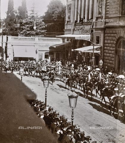 GLQ-F-122338-0000 - The court carriages with King Umberto I and Queen Margherita di Savoia pass in front of the Hotel Suisse to go to Montecitorio at the inauguration of the Parliamentary Session - Date of photography: 16/11/1898 - Alinari Archives, Florence