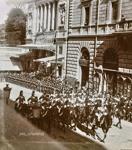 GLQ-F-122339-0000 - The coachbuilders in front of the Hotel Suisse while accompanying the court carriages with King Umberto I and Queen Margherita di Savoia to go to Montecitorio at the inauguration of the Parliamentary Session, Rome - Date of photography: 16/11/1898 - Alinari Archives, Florence