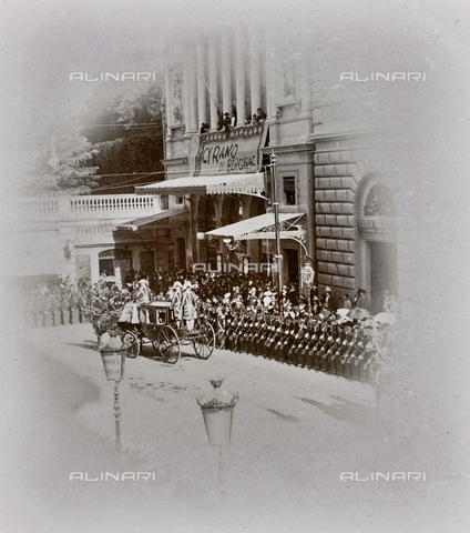 GLQ-F-122340-0000 - The court carriages with King Umberto I and Queen Margherita di Savoia pass in front of the Hotel Suisse to go to Montecitorio at the inauguration of the Parliamentary Session - Date of photography: 16/11/1898 - Alinari Archives, Florence