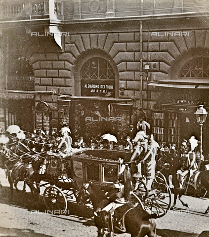 GLQ-F-122360-0000 - The court carriage with King Umberto I and Queen Margherita di Savoia passing in front of the Hotel Suisse to go to Montecitorio at the inauguration of the Parliamentary Session, Rome - Date of photography: 16/11/1898 - Alinari Archives, Florence