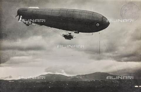 GPD-F-000009-0000 - The airship explorer blocked on the ground by means of cables - Date of photography: 1940 ca. - Alinari Archives, Florence