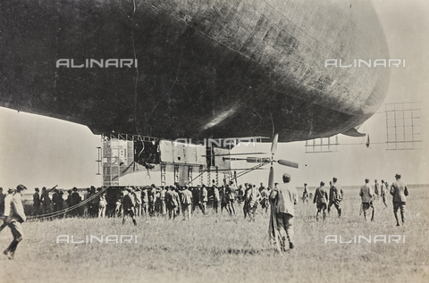 GPD-F-000025-0000 - The exploratory dirigible surrounded by technicians - Date of photography: 1940 ca. - Alinari Archives, Florence