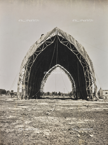 GPD-F-000033-0000 - Construction of a hangar to hold only one dirigible in Rivadavia, in Chile - Date of photography: 1940 ca. - Alinari Archives, Florence