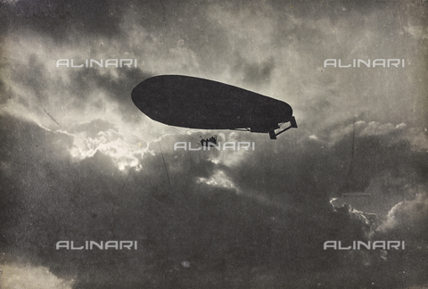 GPD-F-000160-0000 - The exploratory dirigible in the middle of a storm on the return trip - Date of photography: 1940 ca. - Alinari Archives, Florence