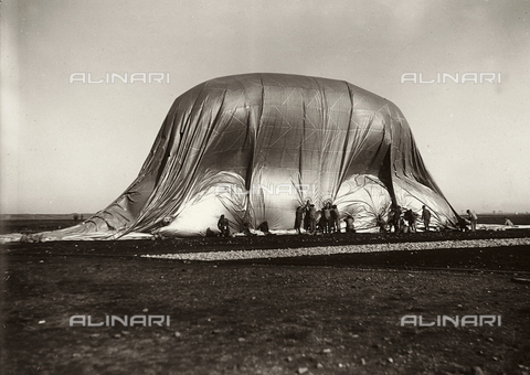 GPD-F-000193-0000 - The exploratory dirigible covered with a tarpaulin - Date of photography: 1940 ca. - Alinari Archives, Florence
