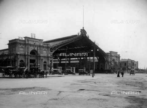 GPD-F-000399-0000 - The exterior of the railroad station in Santiago, Chile - Date of photography: 1940 ca. - Alinari Archives, Florence