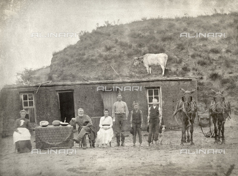 GRC-F-109902-0000 - Una famiglia di pionieri davanti alla loro casa a Sargent, Custer County, Nebraska - Data dello scatto: 1886 ca. - Granger, NYC /Archivi Alinari
