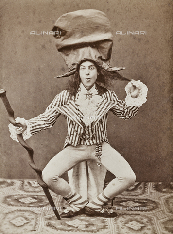 GRQ-F-003449-0000 - An actor wearing a very large hat, executing a pliè pose - Date of photography: 1875 ca. - Alinari Archives, Florence