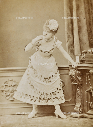 GRQ-F-003479-0000 - "Second-Actors": Portrait of an actress in stage costumes - Date of photography: 1880-1890 - Alinari Archives, Florence