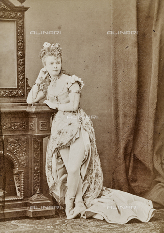 GRQ-F-003480-0000 - "Second-Actors": Portrait of an actress in stage costumes - Date of photography: 1880-1890 - Alinari Archives, Florence