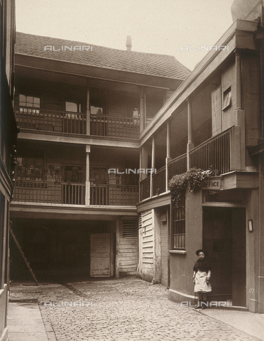 HIP-S-000123-9088 - Old Bell Inn, Holborn, London, London Metropolitan Archives, London - Date of photography: 1884 - London Metropolitan Archives (City of London) / Heritage Images /Alinari Archives, Florence