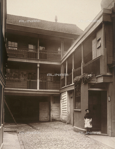 HIP-S-000123-9632 - View of the courtyard at the Old Bell Inn, Holborn, London, London Metropolitan Archives, London - Date of photography: 1884 - London Metropolitan Archives (City of London) / Heritage Images /Alinari Archives, Florence