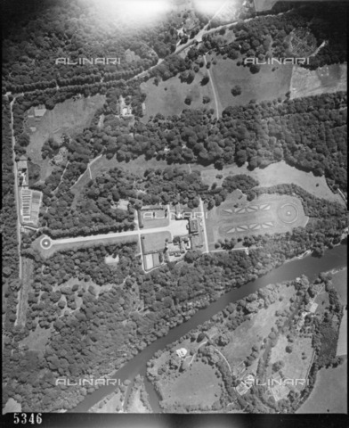 HIP-S-000267-3815 - Cliveden House and Garden, Buckinghamshire, June 1945 - Historic England Archive / Heritage Images /Alinari Archives, Florence