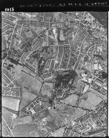 HIP-S-000267-3870 - Anti-aircraft site, Little Heath, near Queen Elizabeth Hospital, Greenwich, London, August 1944 - Historic England Archive / Heritage Images /Alinari Archives, Florence