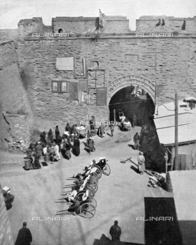 IIB-S-009324-0107 - View of the southern gate of the Chinese city of Mukden (Shen-Yang) after the Japanese conquest of Manchuria. There are numerous rickshaws in the street - Date of photography: 1932 - Alinari Archives, Florence