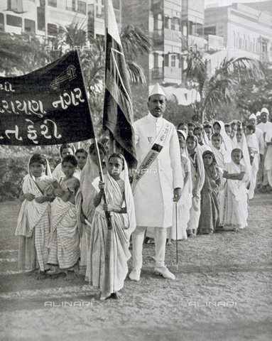 IIB-S-009327-0209 - Indian children marching for the Ganhdi movement - Date of photography: 02/1932 - Alinari Archives, Florence
