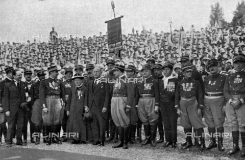 IIB-S-093224-0792 - A portrait of Benito Mussolini with a group of Garibaldini - Date of photography: 05/06/1932 - Alinari Archives, Florence