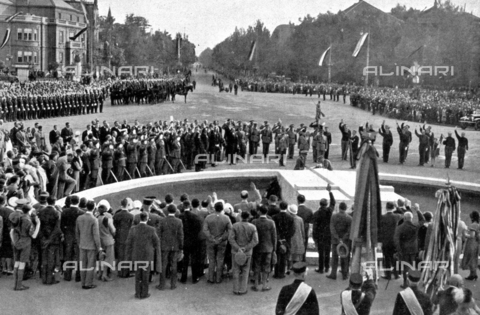 IIB-S-093226-0873 - A group of Italian pilots are celebrated for their participation in the "Justice for Hungary", in Budapest - Date of photography: 06/1932 - Alinari Archives, Florence