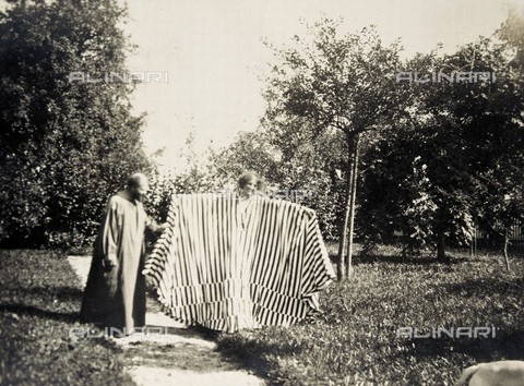IMA-F-125571-0000 - Gustav Klimt e la sua compagna Emilie Flöge con un abito ideato da Kolo Moser - Data dello scatto: 1908 - Austrian Archives / brandstaetter images /Archivi Alinari