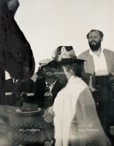 IMA-F-125574-0000 - Gustav Klimt e alcuni amici durante una gita al lago Attersee sul monte Gahberg - Data dello scatto: 1908 - Austrian Archives / brandstaetter images /Archivi Alinari