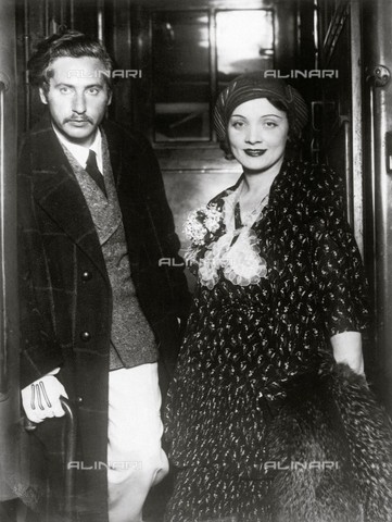 IMA-F-245877-0000 - Josef von Sternberg e Marlene Dietrich, 1930 ca. - Data dello scatto: 1920 ca. - Schostal Archiv / brandstaetter images /Archivi Alinari