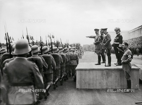 IMA-F-257418-0000 - Adol Hitler a una parata della Wehrmacht a Norimberga, 1936 - Data dello scatto: 1936 - brandstaetter images /Archivi Alinari