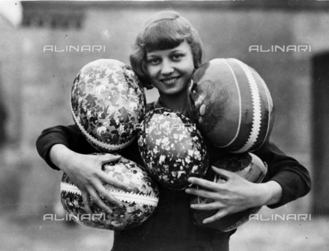 IMA-F-277244-0000 - Giovane donna con uova di Pasqua - Data dello scatto: 1935 ca. - Austrian Archives / brandstaetter images /Archivi Alinari