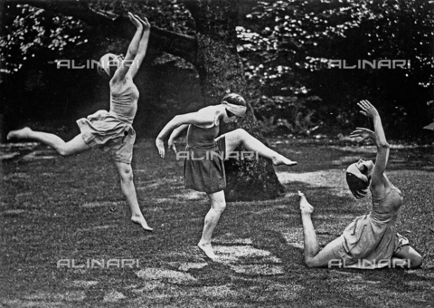 IMA-F-505957-0000 - Ballerine del balletto Margaret Morrison in un parco di Londra durante le prove in una giornata di primavera - Data dello scatto: 1935 ca. - Austrian Archives / brandstaetter images /Archivi Alinari