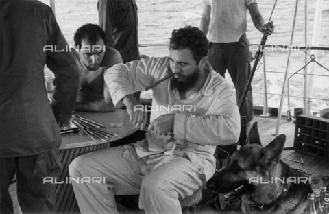 IMA-F-506117-0000 - Fidel Castro in barca - Data dello scatto: 1965 - brandstaetter images /Archivi Alinari