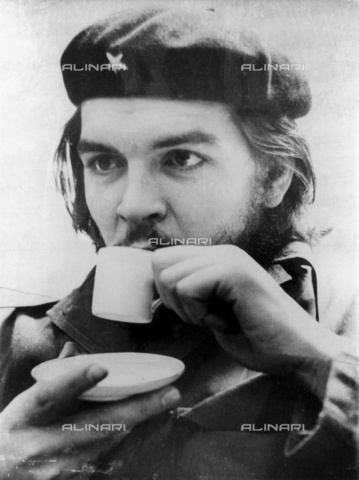 IMA-F-506118-0000 - Ernesto Che Guevara mentre beve il caffè, 1955 - Data dello scatto: 1955 - Austrian Archives / brandstaetter images /Archivi Alinari