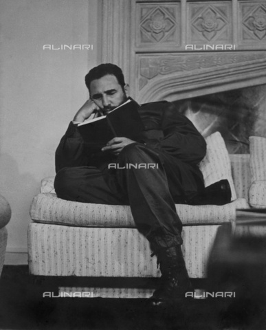 IMA-F-506119-0000 - Fidel Castro mentre legge - Data dello scatto: 1965 - brandstaetter images /Archivi Alinari
