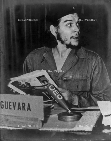 IMA-F-506121-0000 - Ernesto Che Guevara durante una conferenza stampa, 1955 - Data dello scatto: 1955 - Austrian Archives / brandstaetter images /Archivi Alinari