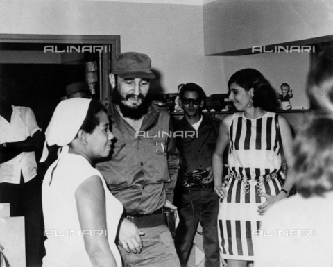 IMA-F-506122-0000 - Fidel Castro con alcuni cubani. Sullo sfondo il fotografo Alberto Korda - Data dello scatto: 1962 ca. - brandstaetter images /Archivi Alinari
