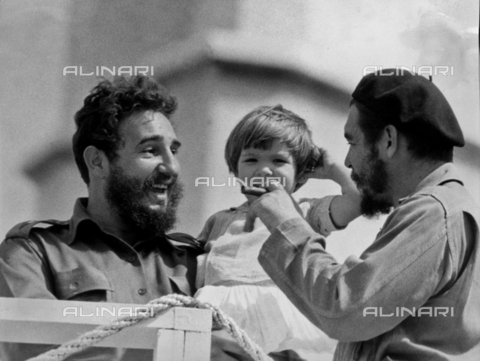 IMA-F-506123-0000 - Fidel Castro ed Ernesto Che Guevara con la figlia Aleida, 1963 ca. - Data dello scatto: 1963 - Austrian Archives / brandstaetter images /Archivi Alinari