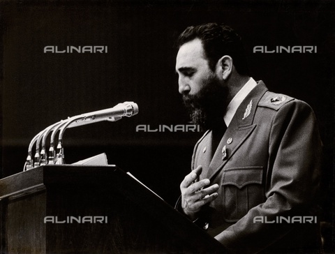 IMA-F-506124-0000 - Fidel Castro parla al microfono - Data dello scatto: 1960 ca. - brandstaetter images /Archivi Alinari