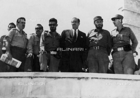 IMA-F-506127-0000 - Fidel Castro con un gruppo di uomini legati alla rivoluzione cubana - Data dello scatto: 1965 ca. - brandstaetter images /Archivi Alinari