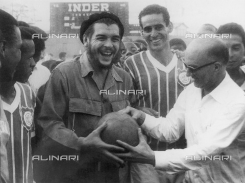 IMA-F-506128-0000 - Ernesto Che Guevara ad una partita di calcio, 1960 circa - Data dello scatto: 1960 circa - Austrian Archives / brandstaetter images /Archivi Alinari