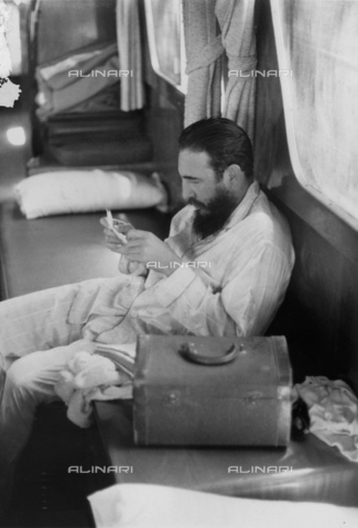 IMA-F-506130-0000 - Fidel Castro in barca - Data dello scatto: 1965 ca. - brandstaetter images /Archivi Alinari