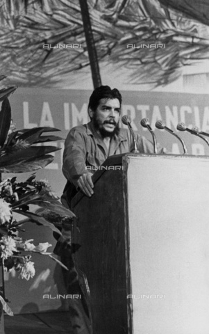 IMA-F-506131-0000 - Ernesto Che Guevara durante una conferenza, agosto 1964 - Data dello scatto: 08/1964 - Austrian Archives / brandstaetter images /Archivi Alinari