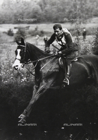 IMA-F-641960-0000 - Giochi Olimpici di Berlino (IX Olimpiade), 1936: cavallo e fantino durante una competizione ippica - Data dello scatto: 01/08/1936 - brandstaetter images /Archivi Alinari