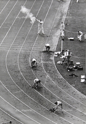 IMA-F-641961-0000 - Giochi Olimpici di Berlino (IX Olimpiade), 1936: partenza della gara 400 metri ad ostacoli - Data dello scatto: 01/08/1936 - brandstaetter images /Archivi Alinari