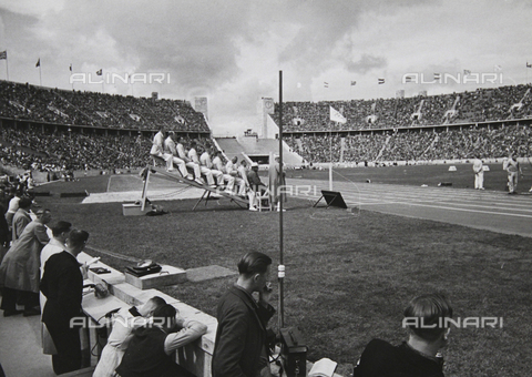 IMA-F-641962-0000 - Giochi Olimpici di Berlino (IX Olimpiade), 1936: traguardo dei 100 metri - Data dello scatto: 01/08/1936 - brandstaetter images /Archivi Alinari