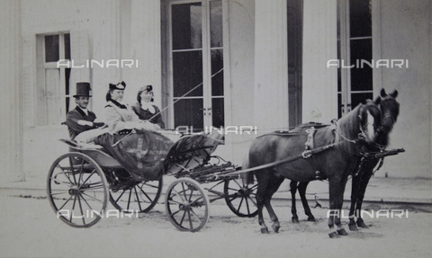IMA-F-643979-0000 - Two-horse carriage. A lady holding the reins, a coachman with cylinder back - Date of photography: 1866 - Victor Angerer / Austrian Archives / brandstaetter images /Alinari Archives