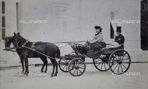 IMA-F-643981-0000 - Two-horse carriage. A lady holding the reins, a coachman with cylinder back. - Date of photography: 1866 - Victor Angerer / Austrian Archives / brandstaetter images /Alinari Archives