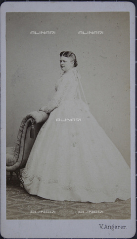IMA-F-644107-0000 - Lady in white dress, her hands on a chaise lounge, full figure - Date of photography: 1867 - Victor Angerer / Austrian Archives / brandstaetter images /Alinari Archives
