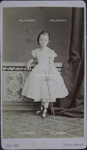 IMA-F-644109-0000 - Little five year old girl in white dress with match tire, full figure - Date of photography: 1868 - Victor Angerer / Austrian Archives / brandstaetter images /Alinari Archives